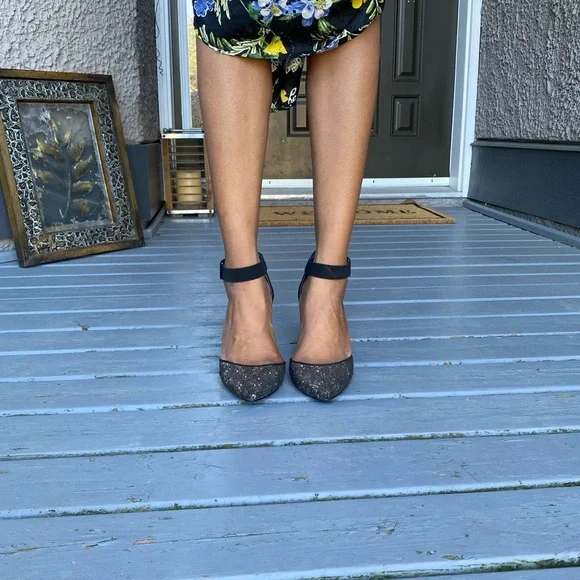 Style & Co Black and Gold Back Zip Heels - Picture 2 of 5